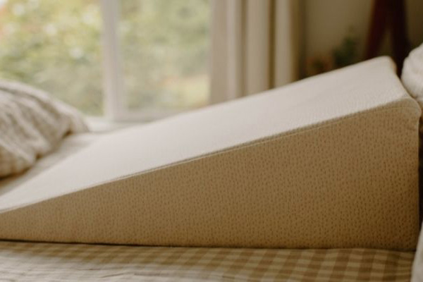 Wedge Pillow Health Benefits: Targeting Sleep Issues